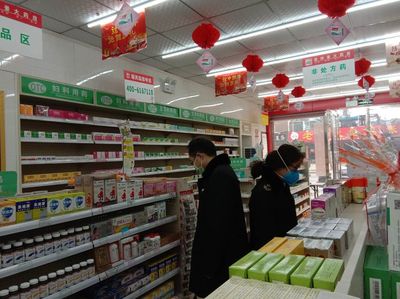 二七區(qū)市場(chǎng)監(jiān)管局副局長(zhǎng)陳向林深入長(zhǎng)江路食藥所轄區(qū)指導(dǎo)疫情防控與醫(yī)用口罩供應(yīng)工作